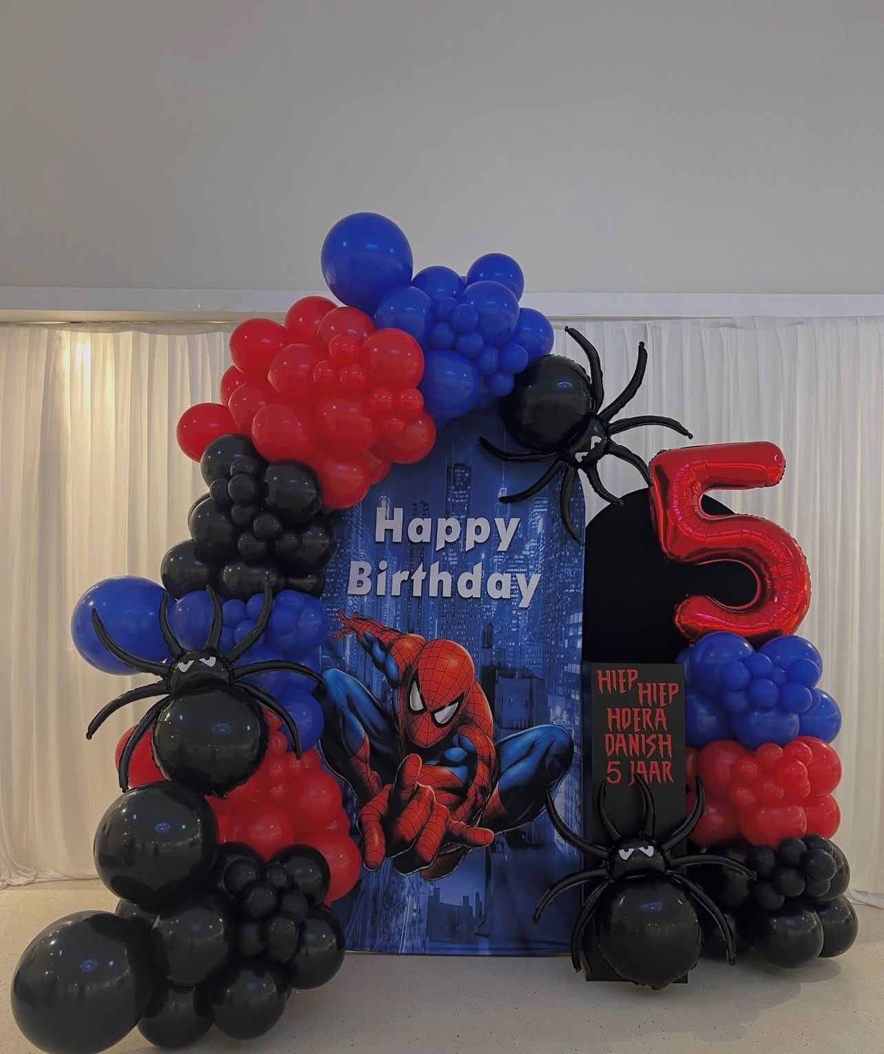 Superhelden-decor in rood, blauw en zwart met cijfer vijf